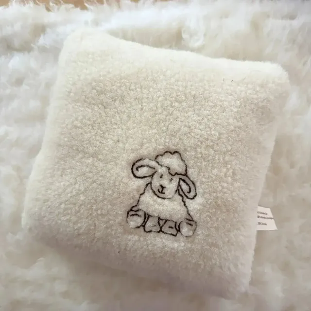 Lil Inappy Sassoupi coussin mouton laine vierge 25x25 cm