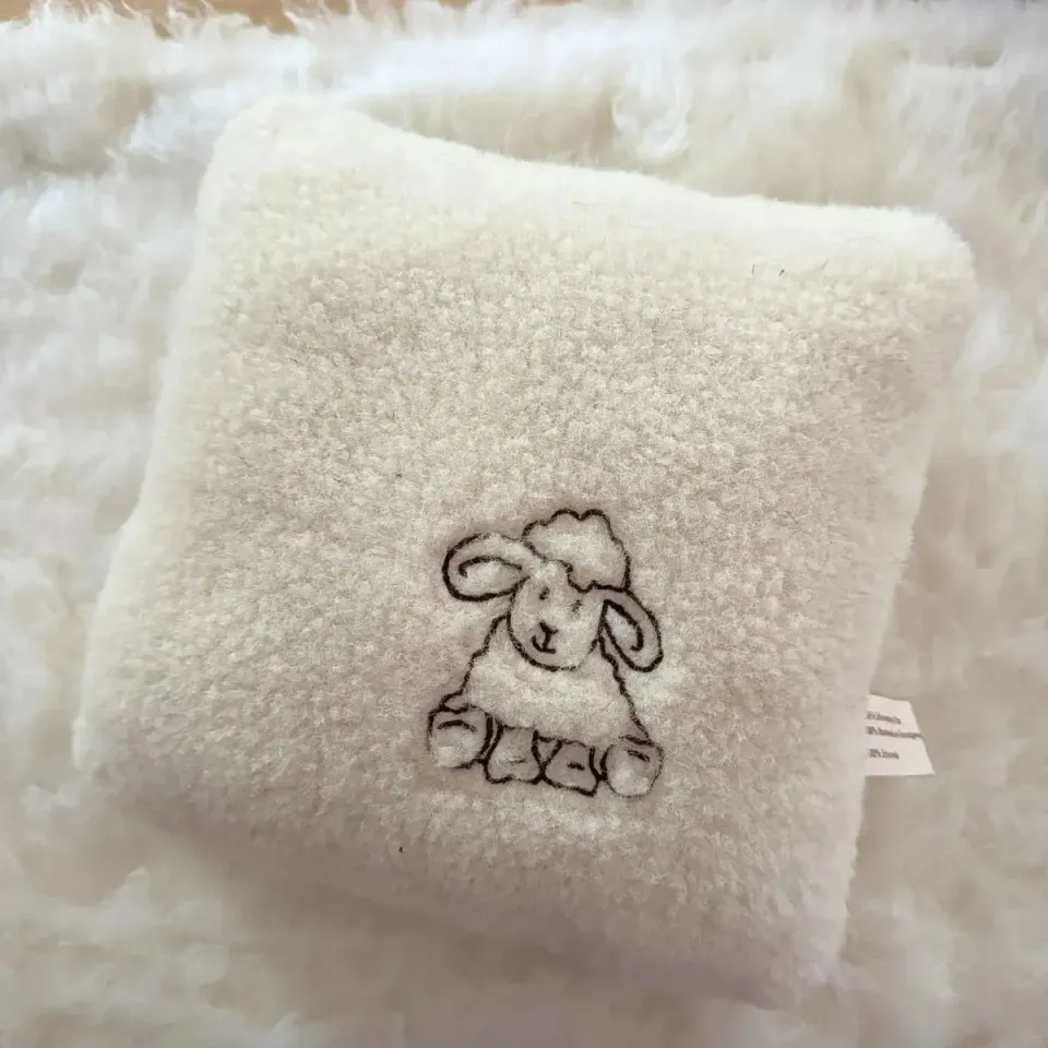 Lil Inappy Sassoupi coussin mouton laine vierge 25x25 cm