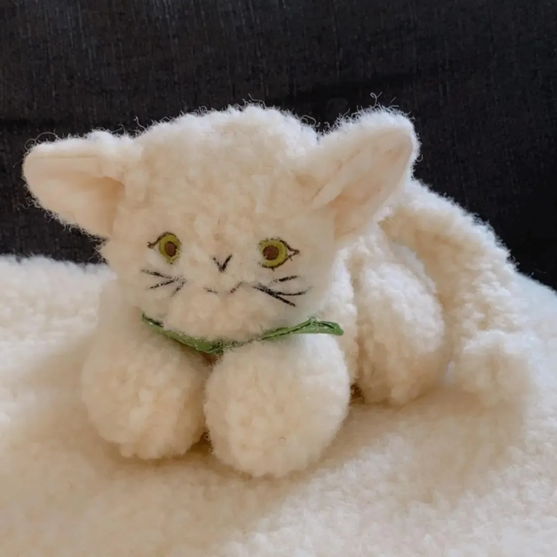 Sassoupi peluche chat laine vierge assis