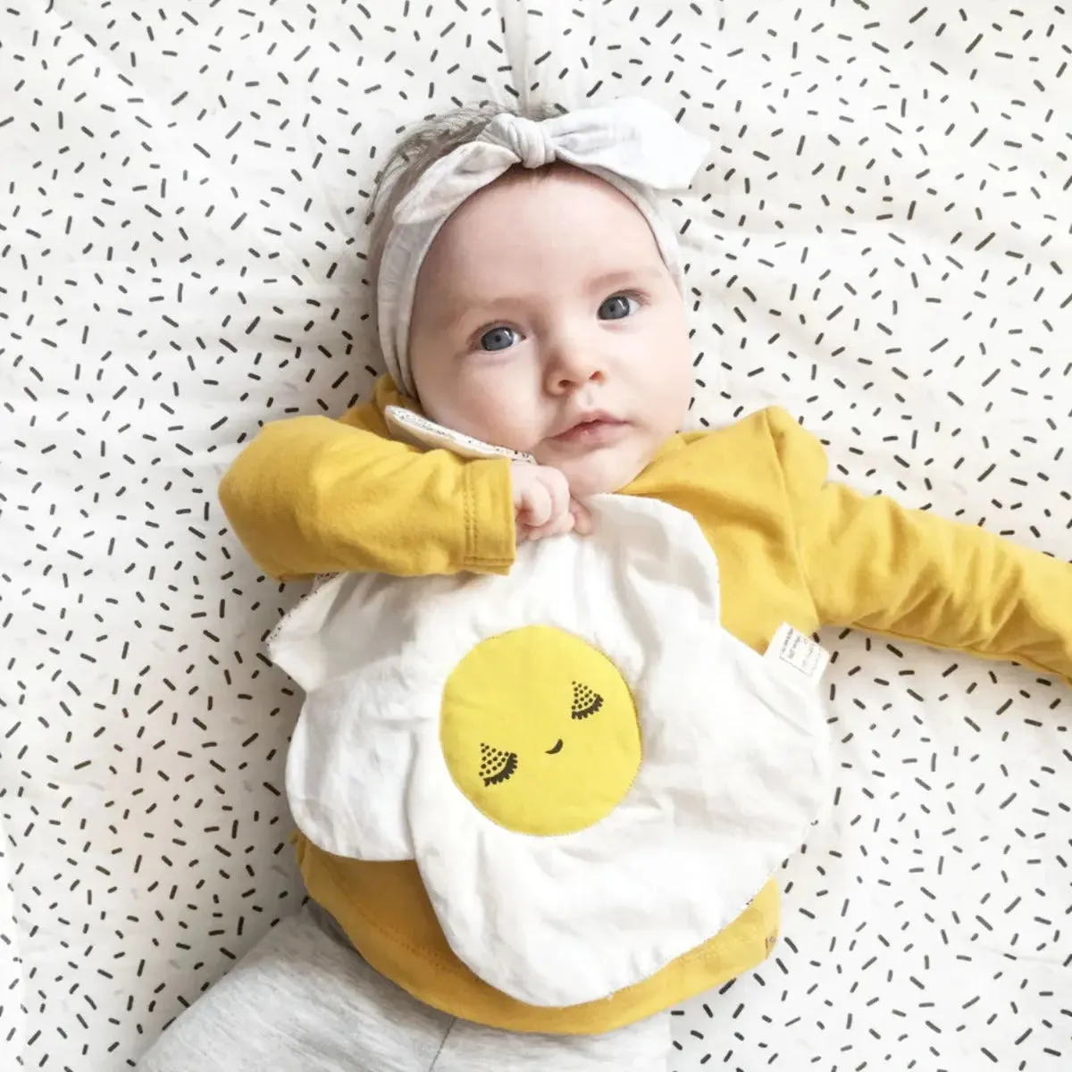 LiliNappy Wee Gallery Oeuf jouet froissé coton bio jaune et blanc
