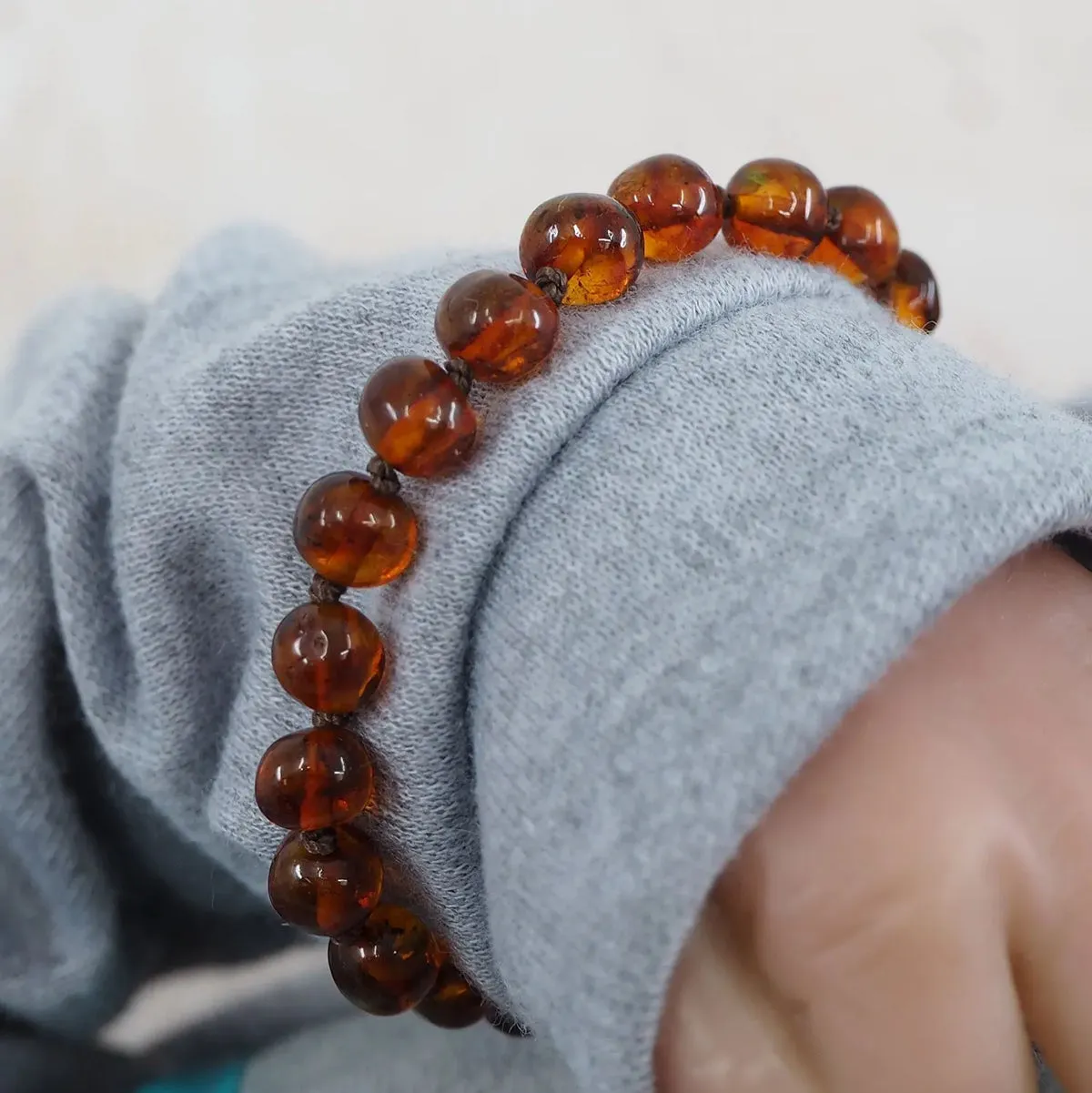 Lil Inappy bracelet ambre bébé cognac foncé constat